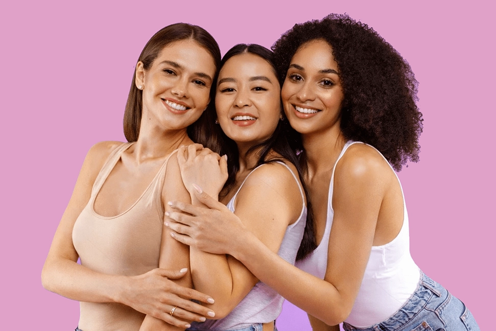 Trois jeunes femmes souriantes enlacées illustrant une animation beauté
