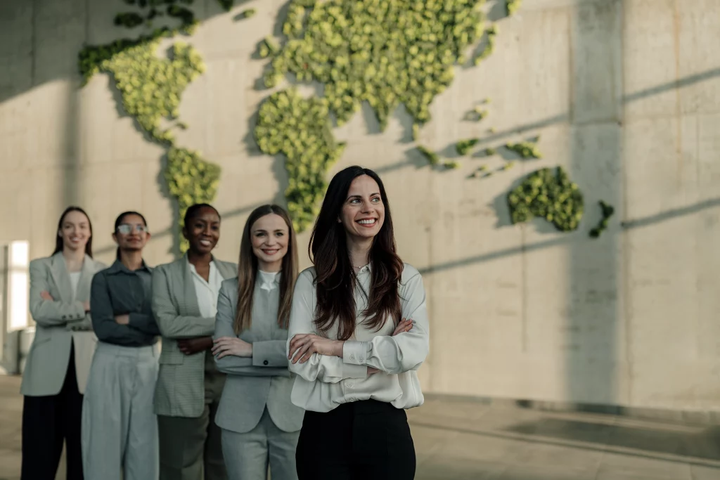 Équipe d'hôtesses souriantes devant une carte du monde végétale